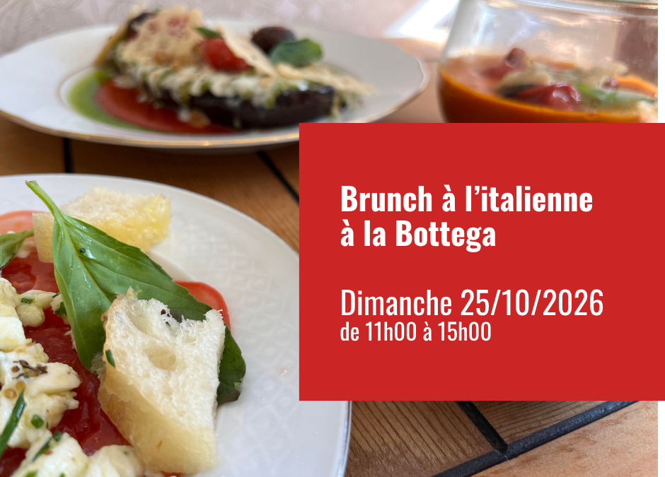 Brunch à l'italienne, plusieurs plats sont disposés sur un plan de travail en bois.